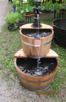 Mittlere Holzfass Cascade als Wasserspiel und Gartendeko mit Pumpfass und Brunnen für Badespaß und Gartenambiente